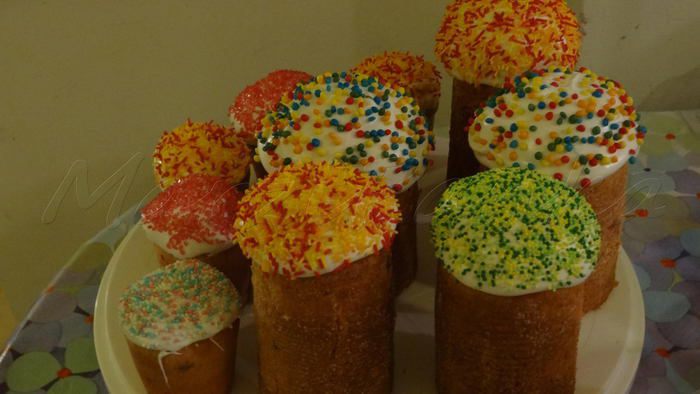 Кулич с вяленой вишней и кедровыми орешками