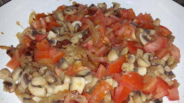 Открытые постные пироги с картофелем, грибами и щавелем