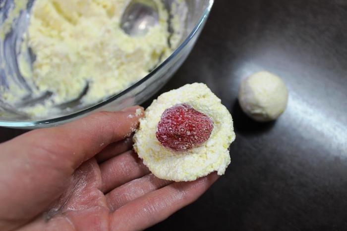 Десерт из киви с творожными клецками