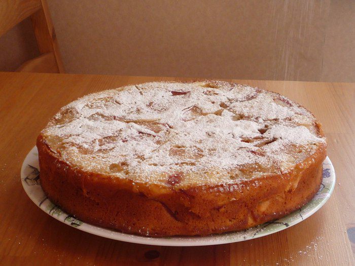 Шарлотка с яблоками и облепиховым йогуртом