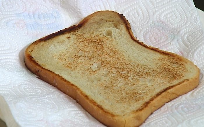 Сэндвич с яйцом, семгой и авокадо 