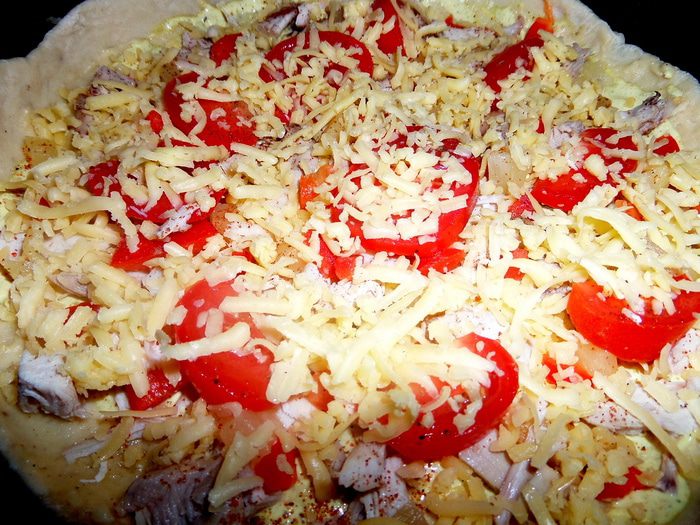 Пицца с курицей и ананасом