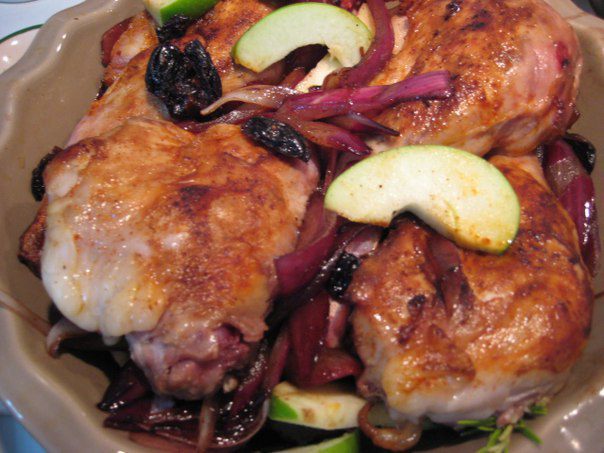 Кролик с яблоками и красным луком
