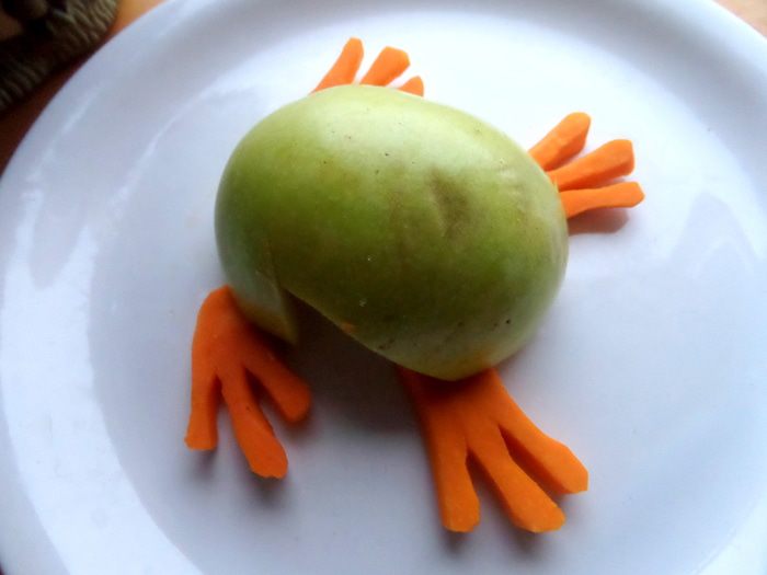 Лягушка из яблока - талисман на удачу