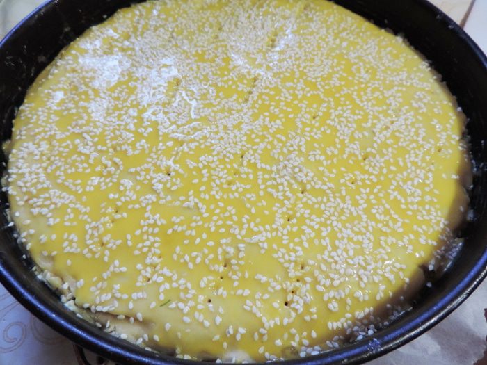 Закрытый творожно-сырный пирог с баклажанами и зеленью