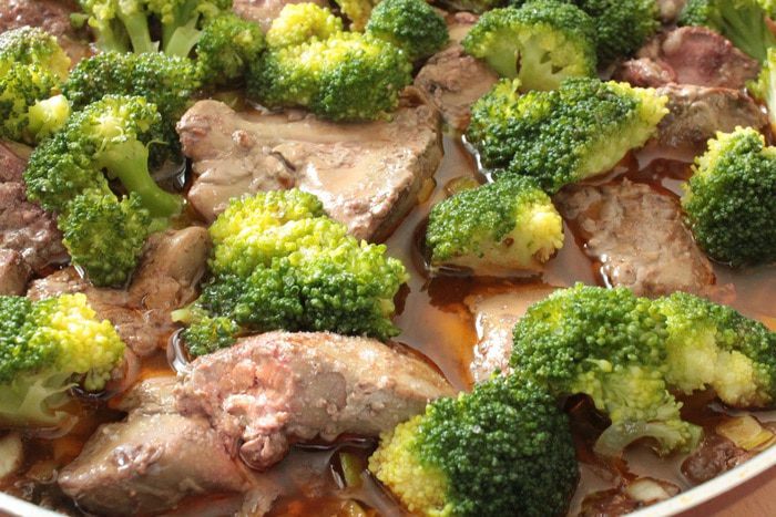 Куриная печень с брокколи и грибами