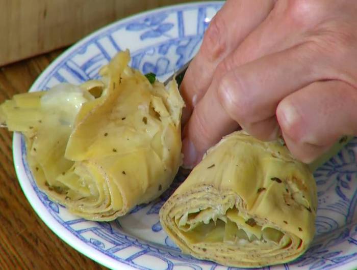 Брускетты с тунцом, анчоусами и яйцами пашот