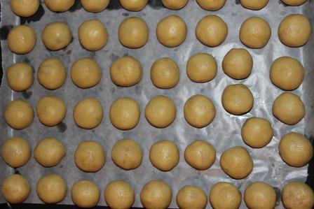 Нежное песочное пирожное с вишней и фундуком 