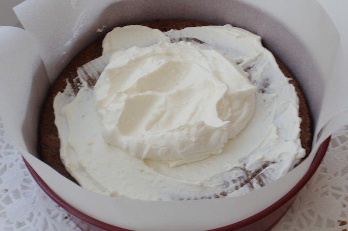 Шоколадный торт с манго, маскарпоне и орехами