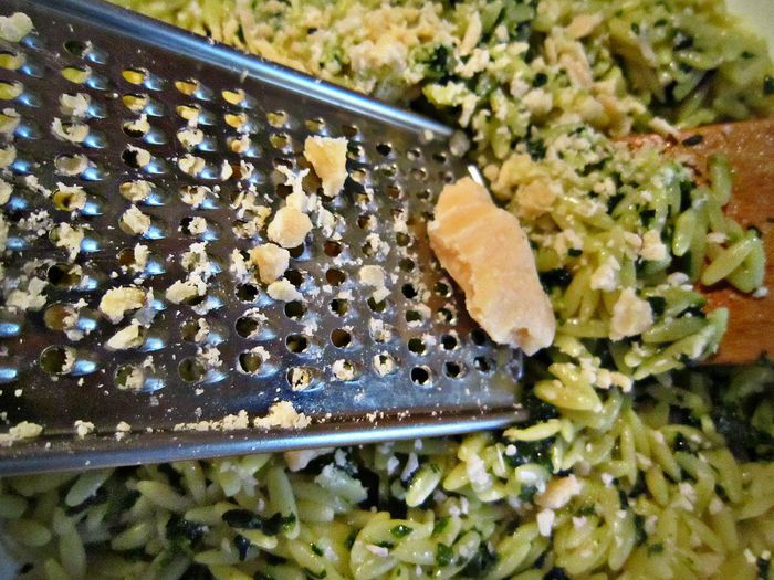 Медальоны в беконе с соусом из каперсов и пастой рисони