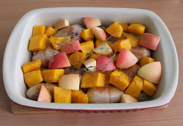 Запеченная курица с тыквой и яблоком
