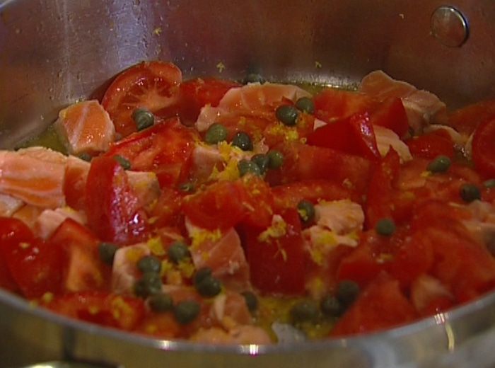 Спагетти с семгой, руколой и помидорами