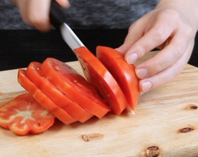 Галета с помидорами, базиликом и фетой