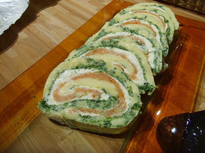 Сырный рулет с лососем и шпинатом