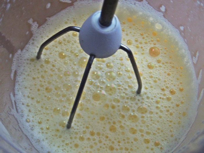 Бисквитные блины с брусникой