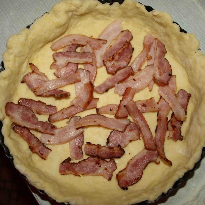 Пирог с беконом и яйцами