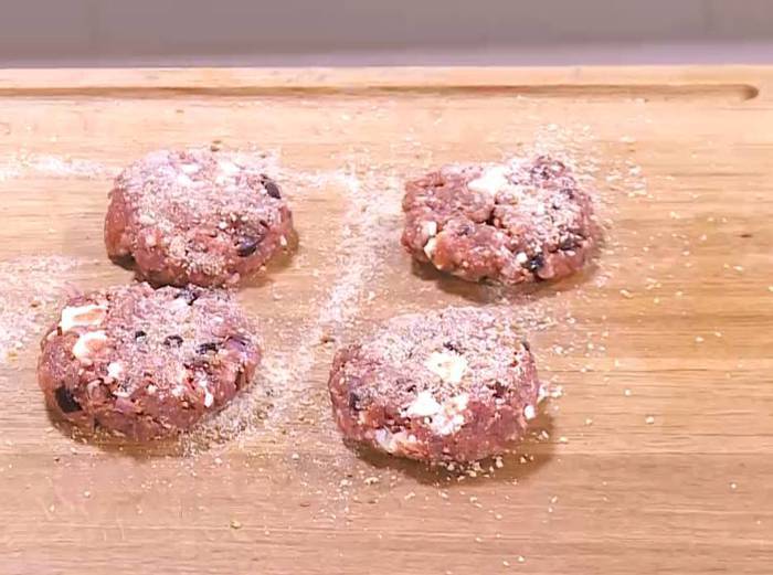 Бургеры с ягнятиной, фетой и оливками 