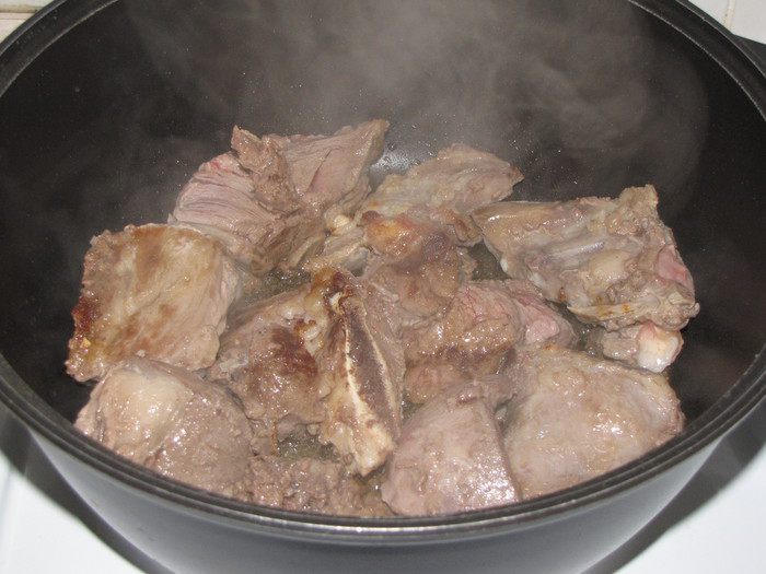 Бараньи ребрышки, томленные под луком