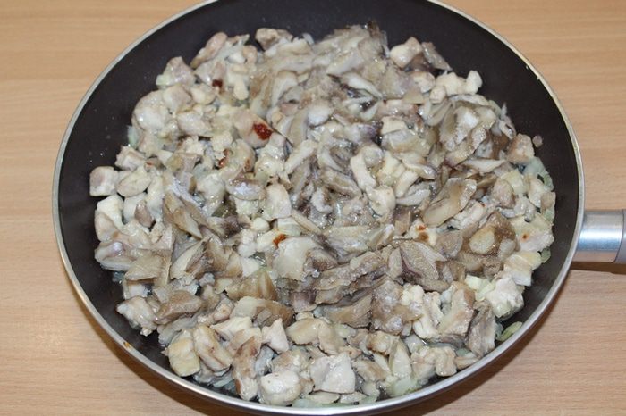 Сочный пирог с курицей, грибами и зеленым горошком