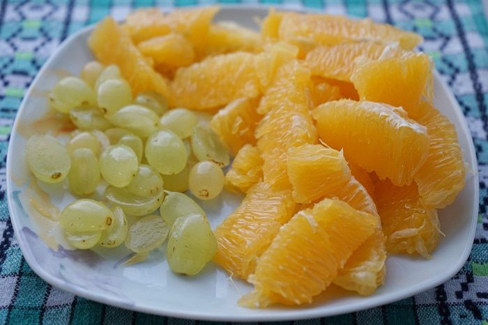 Салат из курицы с сельдереем, апельсином и виноградом