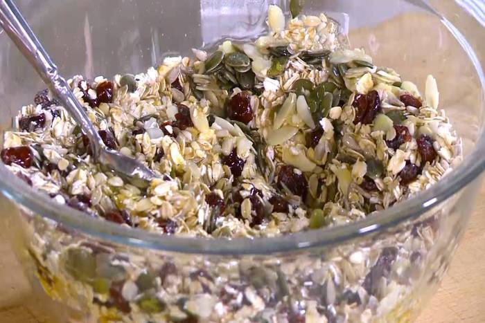 Гранола из семечек с клубникой и йогуртом 