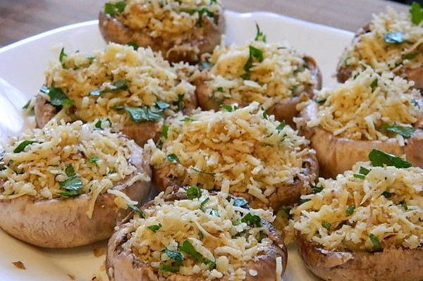 Шампиньоны с орехово-сырной начинкой в беконе