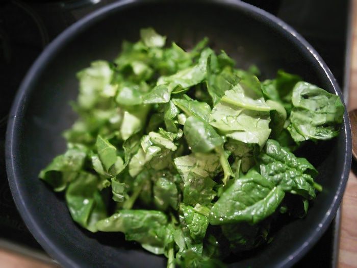 Рулет с фетой и шпинатом по-критски 