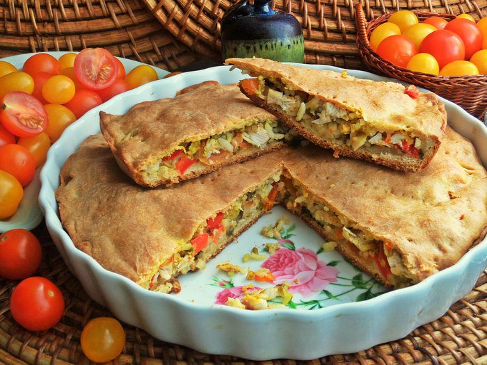 Закрытый пирог с рисом и курицей