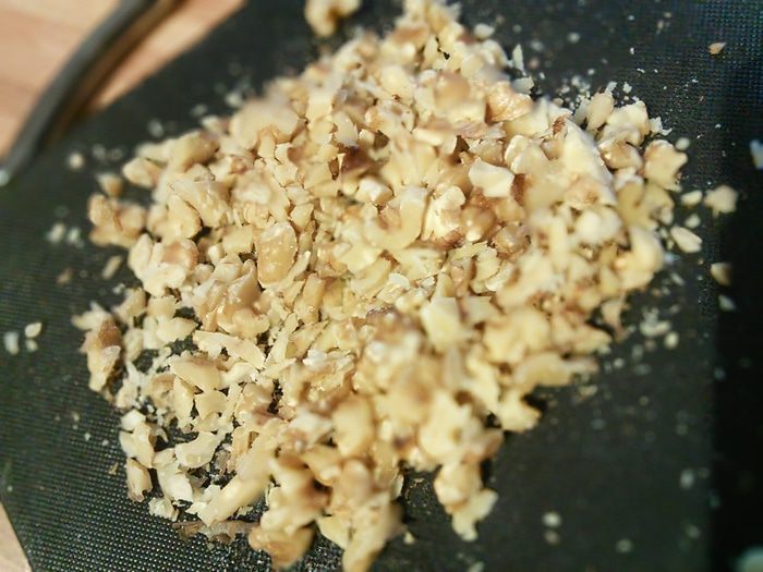 Козий сыр, запечённый под ореховой корочкой на сливовом карпаччо 