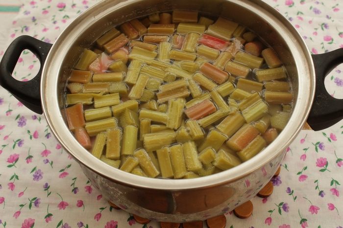 Компот из ревеня и красной смородины