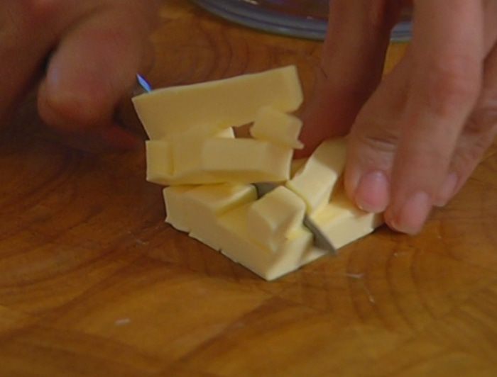 Крамбл с ревенем, грушей и марципаном 