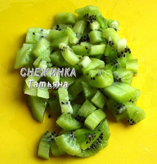 Салат с земляникой, авокадо и киви
