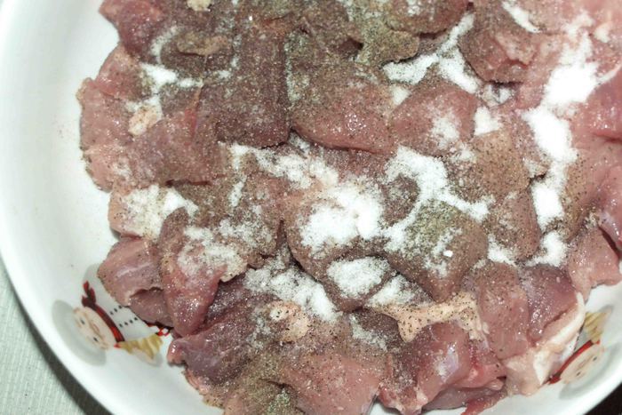 Свинина, запеченная с помидорами черри и сыром