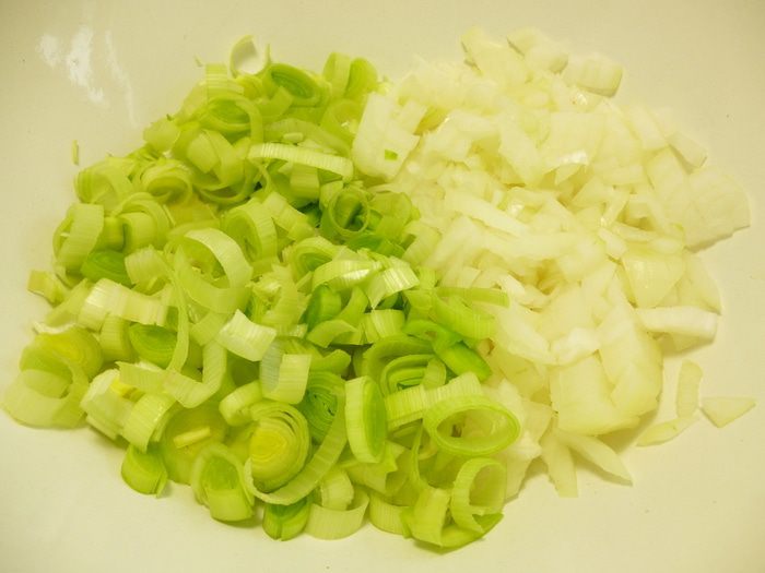 Куриная печень с брокколи и грибами