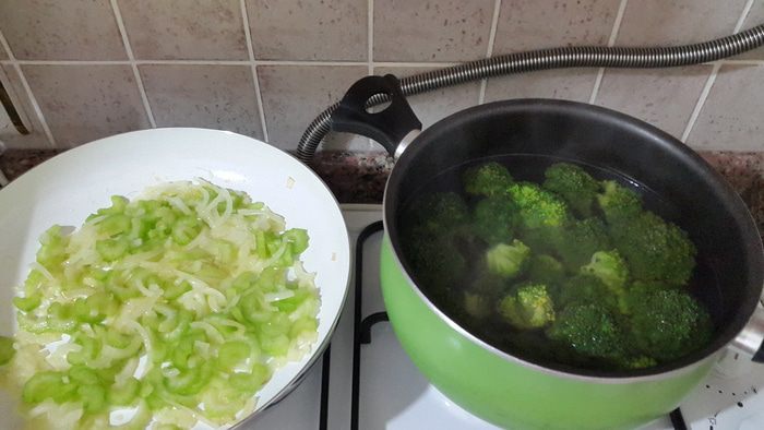 Курица с брокколи и сельдереем в соусе из лабне
