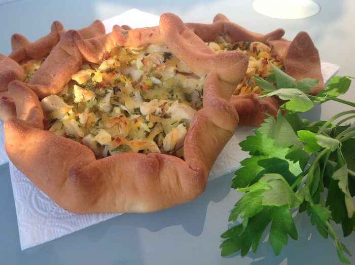 Мини-пироги с курицей и яйцом
