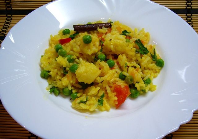 Пряный рис с цветной капустой, зеленым горошком и помидорами