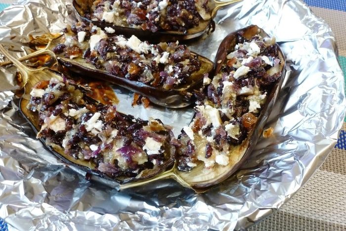 Баклажаны, фаршированные черным рисом, изюмом и брынзой