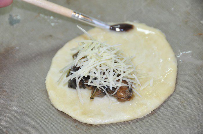 Пирожки с начинкой, тушенной в пиве и сыром