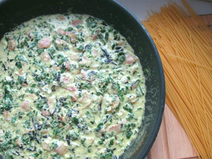  Спагетти с базиликом, шпинатом и беконом