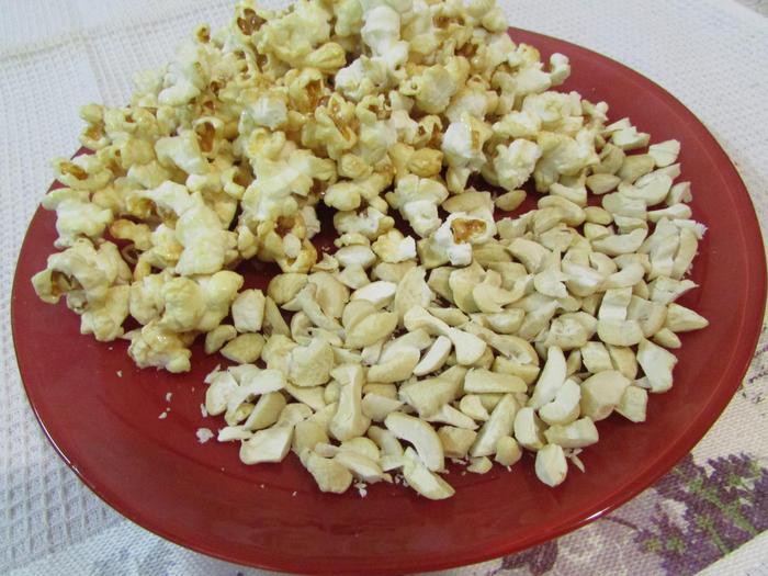 Шоколад с кешью и попкорном