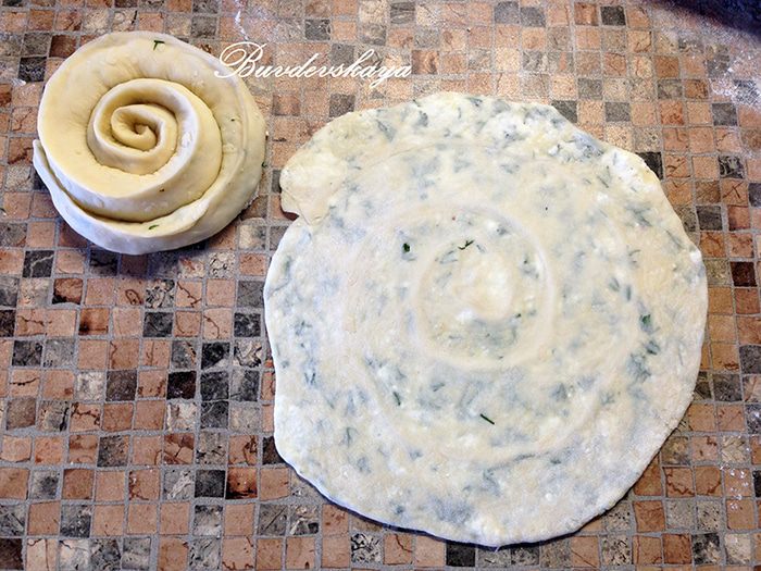 Спиралевидные лепешки с творогом и сыром 