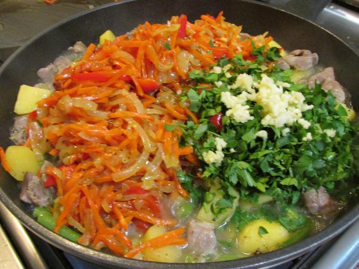 Куриные желудки с овощами
