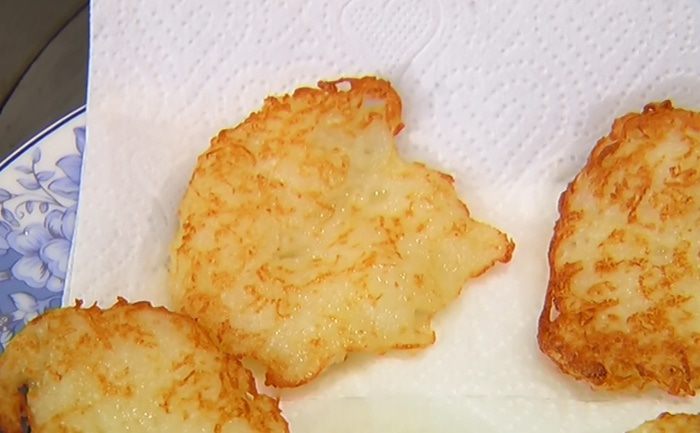 Овощные драники с селедкой