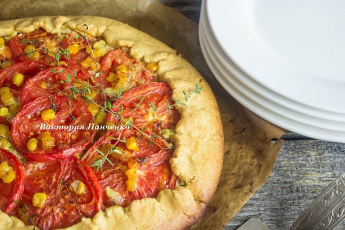 Галета с козьим сыром, запеченным чесноком, томатами и кукурузой