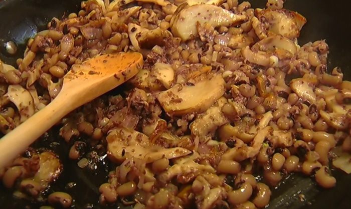 Салат из фасоли с грибами, помидорами и тапенадом 