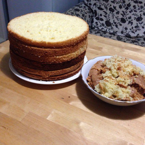 Торт из бисквита с клубничной пропиткой, клубникой и сливками