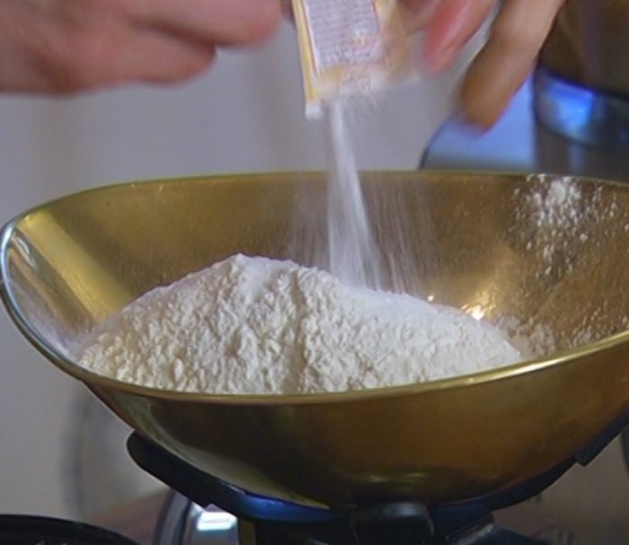 Бисквит с манго и кокосом 