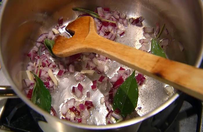 Чечевичная похлебка со свеклой и шпинатом