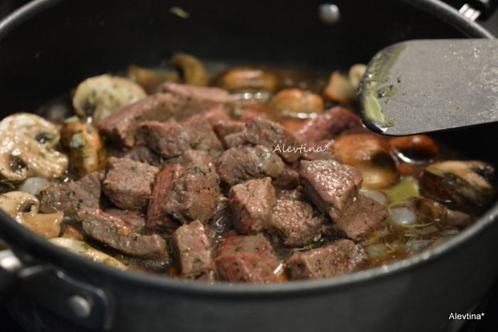 Тушеная говядина с грибами